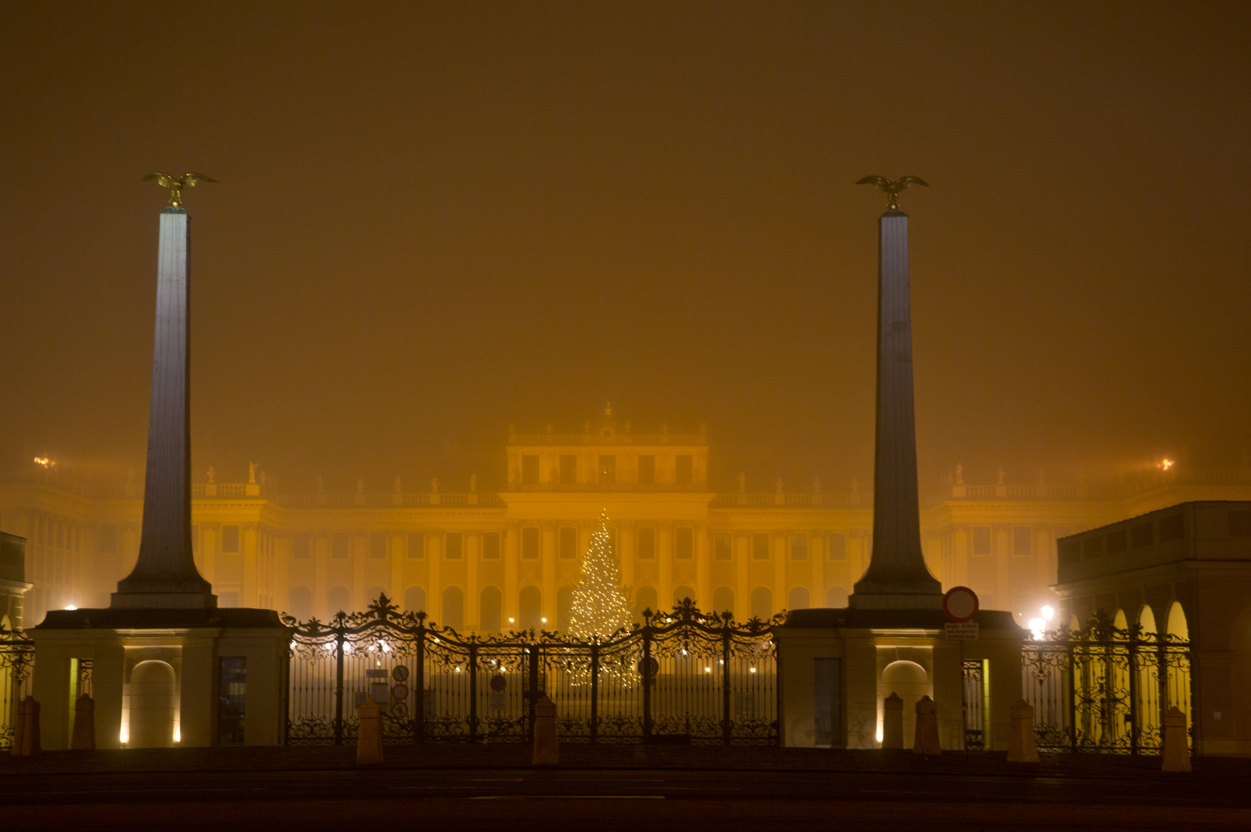 Schönbrunn bei Nacht und Nebel