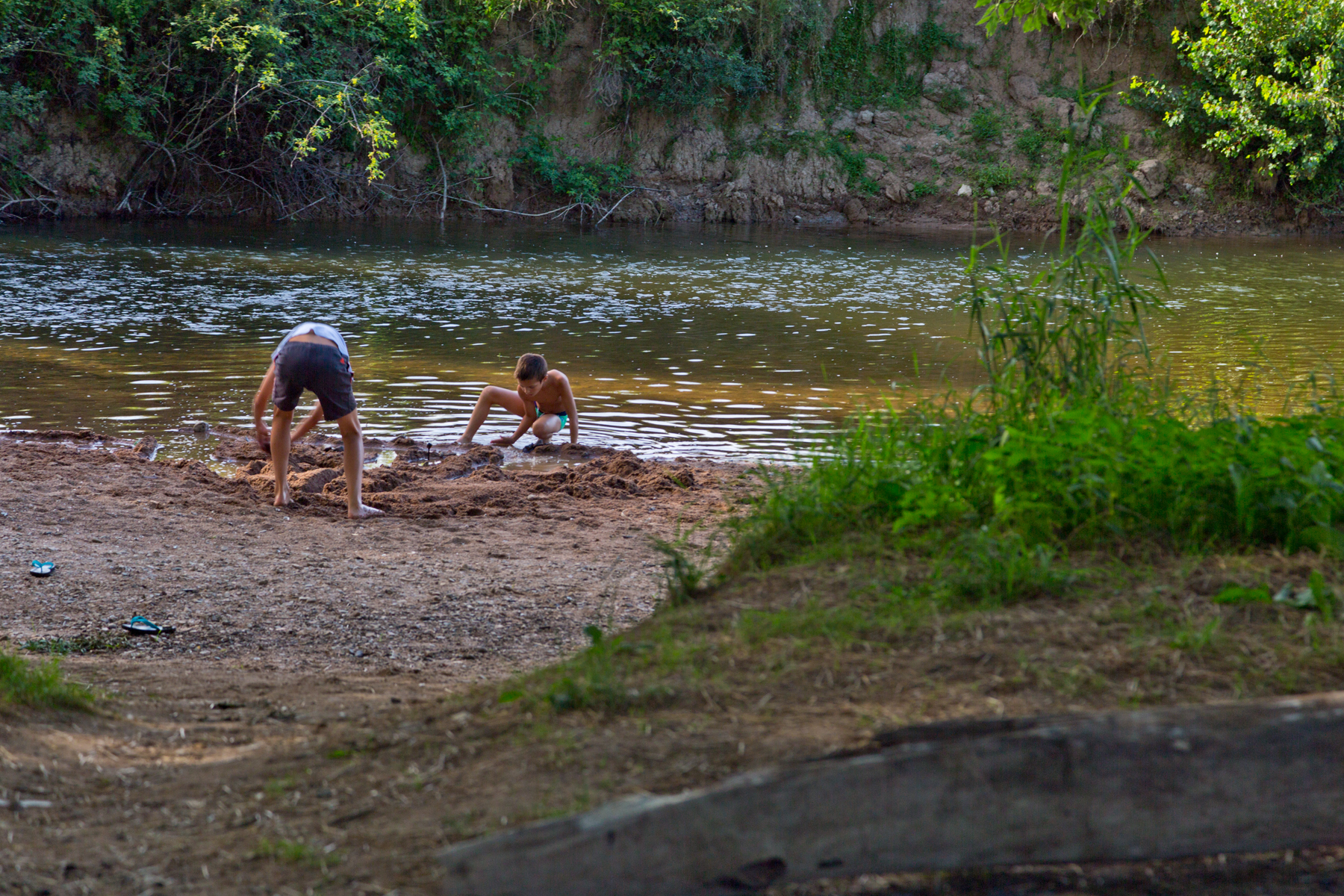Spielende Kinder am Wasser